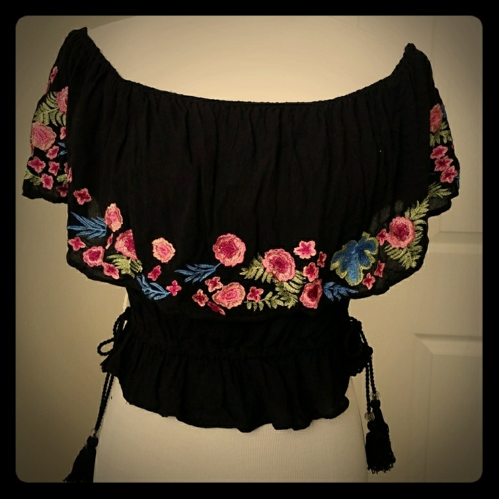 Off shoulder embroidery top